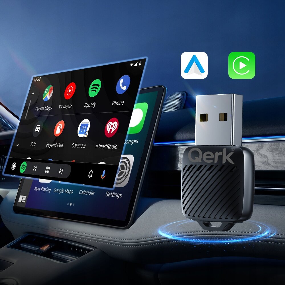 Obraz przedstawia bezprzewodowy adapter USB z napisem \'Qerk\' podłączony do deski rozdzielczej samochodu. Na ekranie widać interfejs z aplikacjami takimi jak Google Maps, Spotify i iHeartRadio.