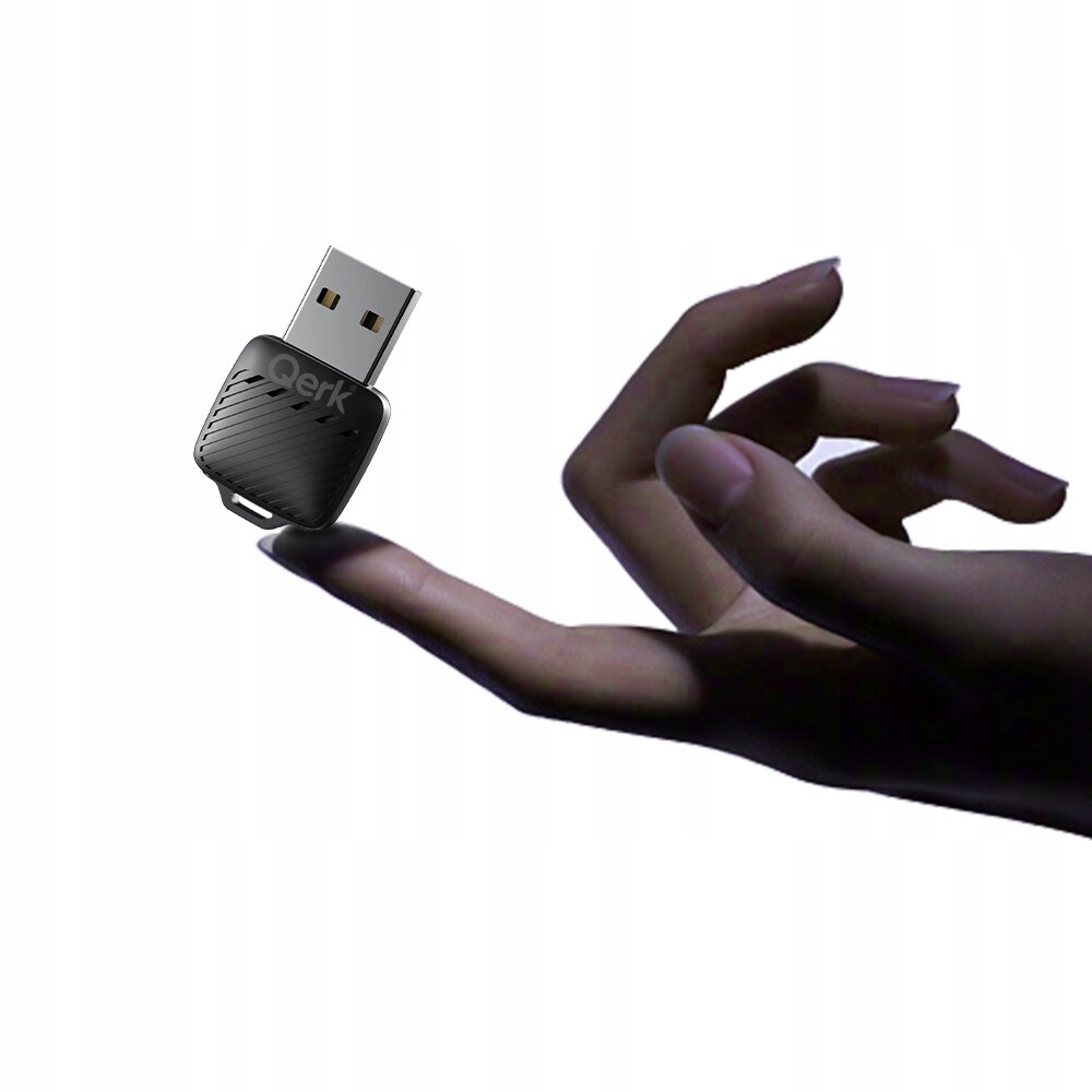 Na obrazie widać dłoń trzymającą mały, czarny adapter USB z napisem \'Qerk\'. Adapter ma nowoczesny design z delikatnymi żłobieniami na powierzchni.