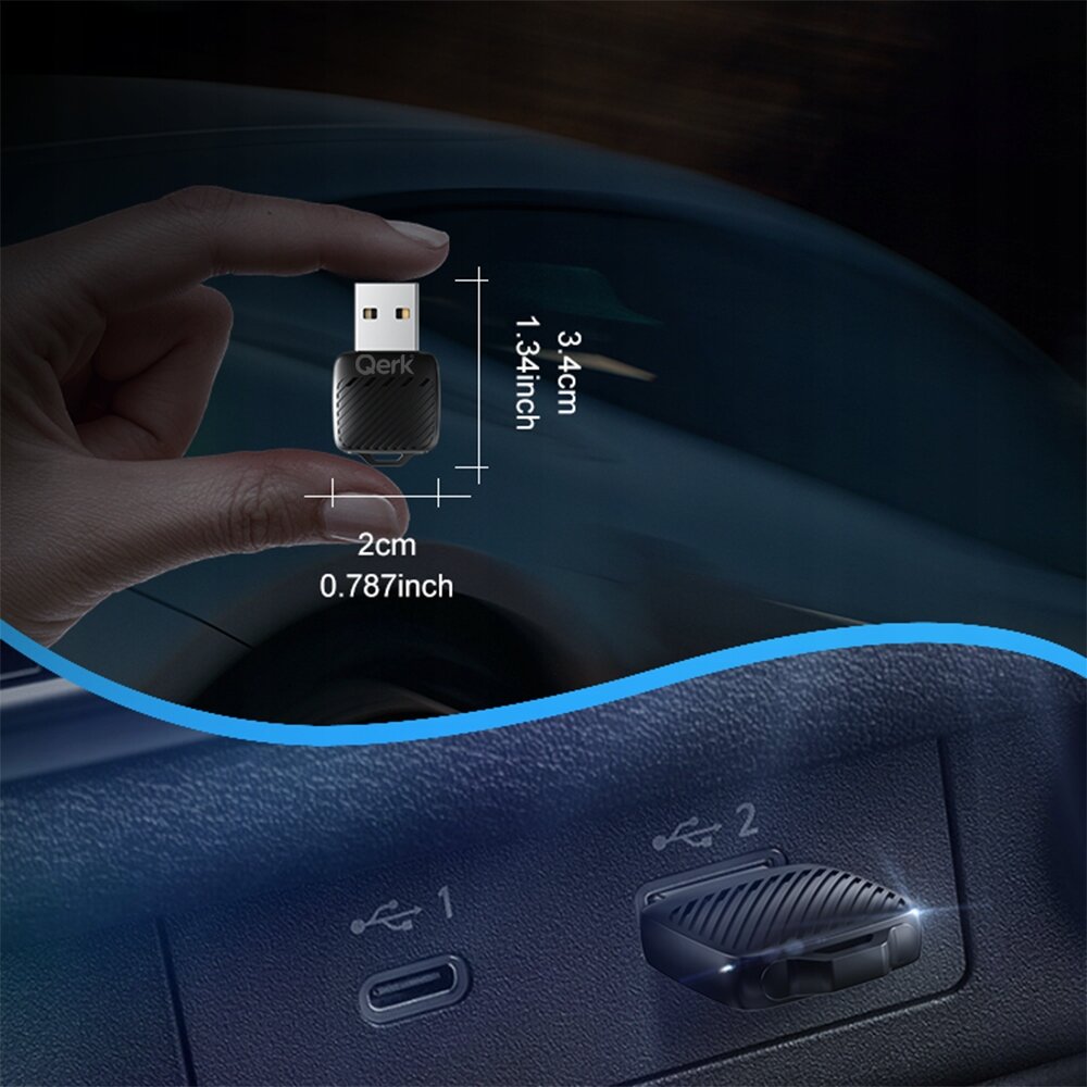 Osoba trzyma mały, czarny adapter USB z napisem \'Qerk\', o wymiarach 3.4 cm x 2 cm. W tle widać panel samochodowy z dwoma portami USB oznaczonymi cyframi 1 i 2.