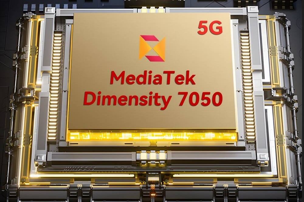 Obraz przedstawia procesor z napisem \'MediaTek Dimensity 7050\' oraz \'5G\'. Procesor jest umieszczony na płycie z elementami elektronicznymi i podświetleniem w kolorze żółtym.