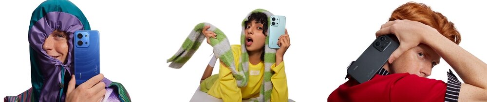 Trzy osoby trzymają różne modele smartfonów w kolorach niebieskim, jasnoniebieskim i czarnym, prezentując je w kreatywny sposób. Każda osoba ma na sobie kolorowe ubrania, a tło jest białe.
