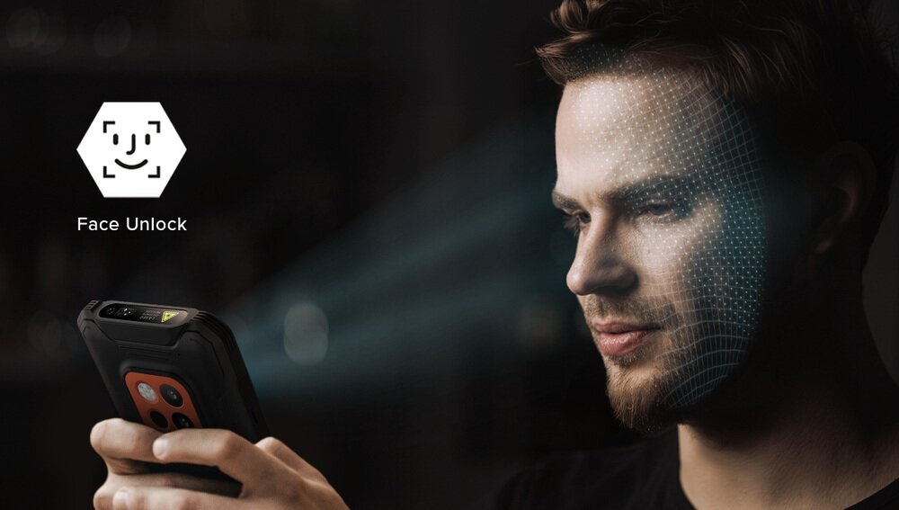 Osoba trzyma smartfon, na ekranie którego widoczny jest proces odblokowywania twarzą. Obok znajduje się ikona z uśmiechniętą twarzą i tekst \'Face Unlock\'.