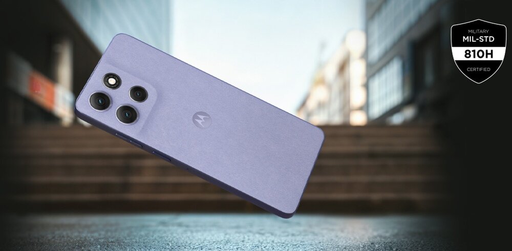 Na obrazie widoczny jest smartfon w kolorze niebieskim z czterema aparatami na tylnej obudowie oraz logo producenta. W prawym górnym rogu znajduje się oznaczenie \'MIL-STD 810H CERTIFIED\'.
