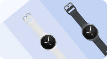Przedstawienie zegarków Galaxy Watch 8 na niebiesko-błękitnym tle Dwa inteligentne zegarki z okrągłymi tarczami, jeden w kolorze białym, drugi w kolorze czarnym, na jasnym tle.