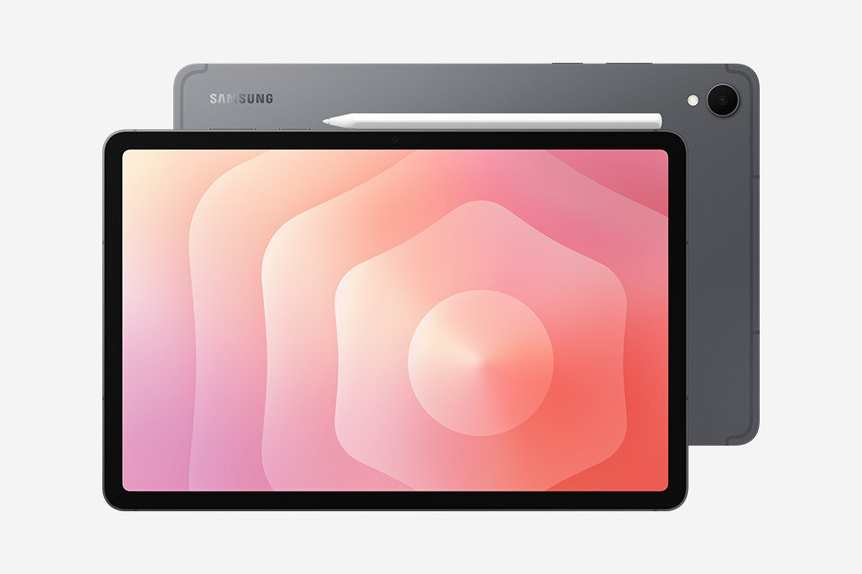 Tablet z dużym ekranem wyświetlającym abstrakcyjny wzór w odcieniach różu i pomarańczu. W tle widoczny jest rysik oraz tylna część urządzenia z logo \'SAMSUNG\'.