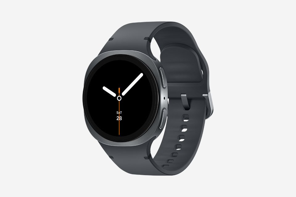 Na obrazie widoczny jest czarny smartwatch z okrągłym wyświetlaczem, na którym pokazane są wskazówki zegara oraz data \'SAT 28\'. Pasek zegarka jest również czarny, a obudowa ma metaliczne wykończenie.