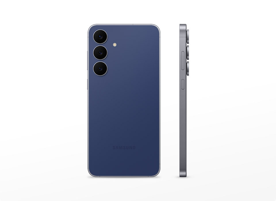 Obraz przedstawia smartfon z trzema aparatami z tyłu i bocznym widokiem ukazującym przyciski. Obudowa jest w kolorze ciemnoniebieskim z logo Samsung na dole.
