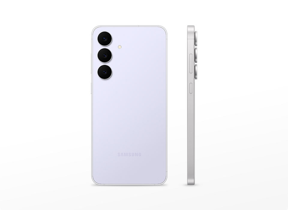 Obraz przedstawia smartfon z trzema aparatami z tyłu i bocznym widokiem ukazującym przyciski. Na tylnej obudowie widoczne jest logo \'SAMSUNG\'.