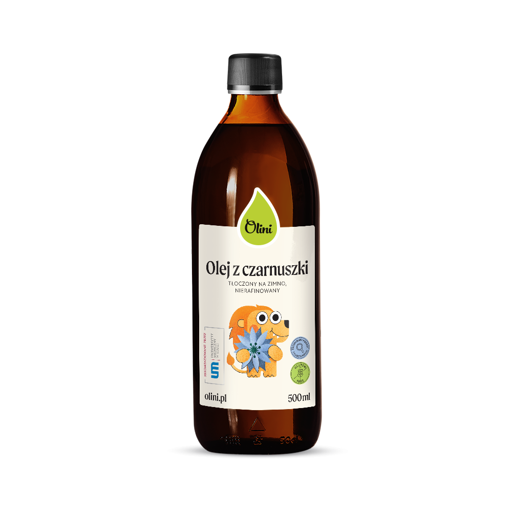 Butelka z ciemnego szkła z etykietą \'Olini Olej z czarnuszki, tłoczony na zimno, nierafinowany\'. Na etykiecie znajduje się rysunek zwierzątka z kwiatem oraz logo Olini.