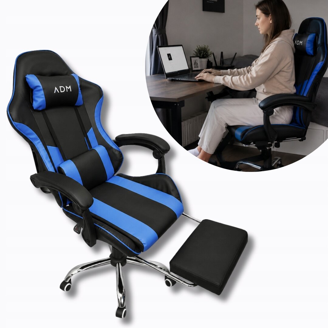 Ergonomiczny fotel gamingowy z podnóżkiem w kolorze czarno-niebieskim z widocznym logo \'ADM\'. W tle osoba siedzi przy biurku, korzystając z laptopa na podobnym fotelu.