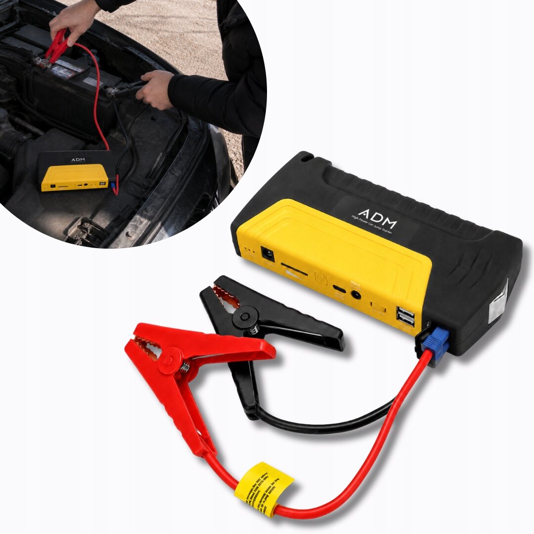 Na obrazie widoczny jest wielofunkcyjny rozrusznik samochodowy i powerbank z logo \'ADM\', z kablami rozruchowymi w kolorach czerwonym i czarnym. W tle widać osobę podłączającą urządzenie do akumulatora samochodowego.