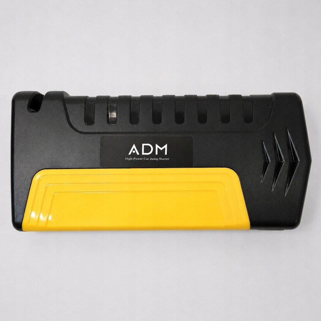 Na obrazie widoczny jest czarno-żółty urządzenie z napisem \'ADM High-Power Car Jump Starter\'.