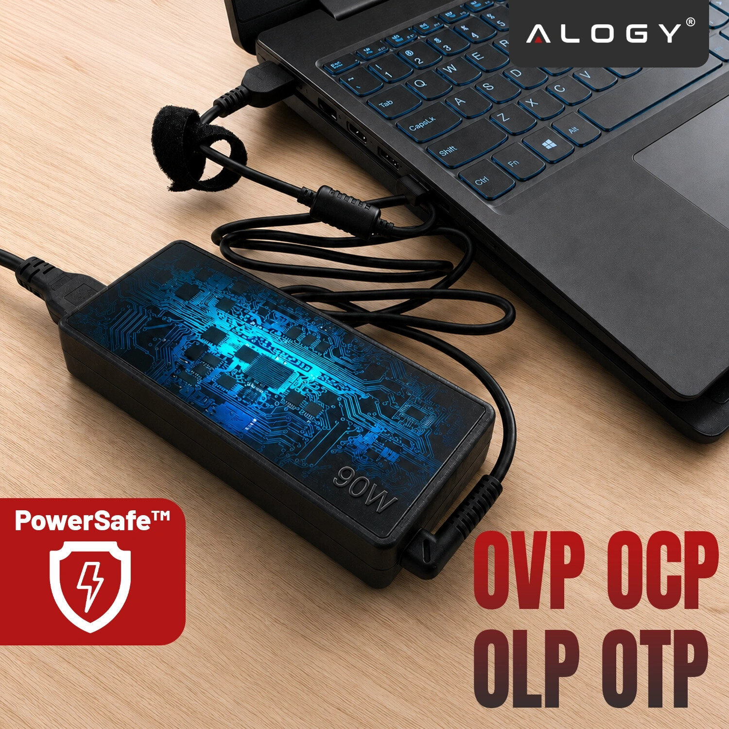Na drewnianym blacie znajduje się laptop oraz zasilacz z widocznym niebieskim wzorem obwodów i oznaczeniem \'90W\'. W lewym dolnym rogu widnieje czerwone logo PowerSafe™ z symbolem błyskawicy, a obok napis \'OVP OCP OLP OTP\'.