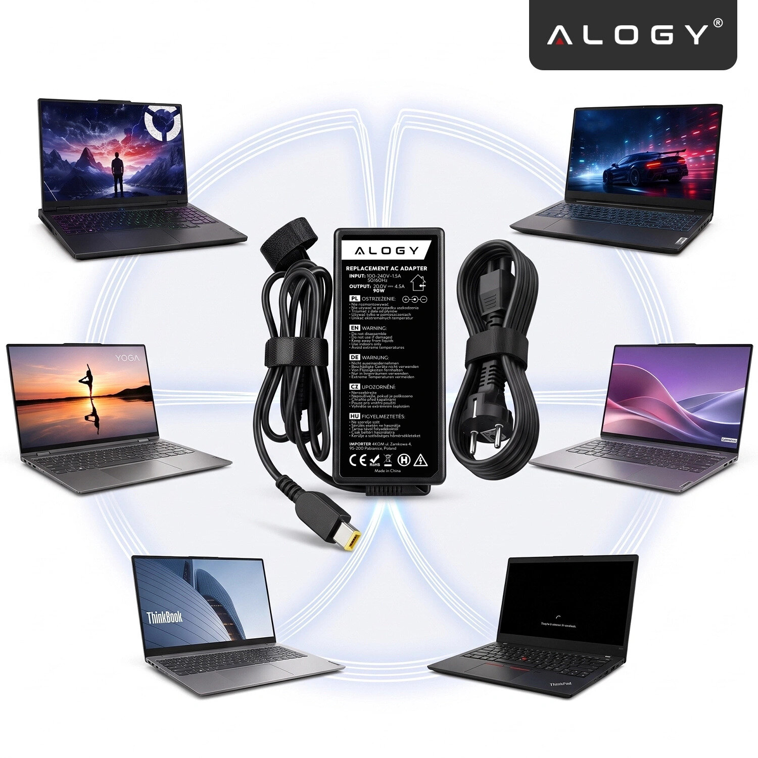 Na obrazie znajduje się zasilacz z logo \'ALOGY\' oraz kilka laptopów w tle. Zasilacz ma czarny kolor i jest wyposażony w przewód z wtyczką Slim Tip.