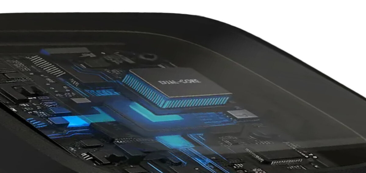 Wnętrze HiFuture Edge z układem elektronicznym i niebieskimi ścieżkami pod zakrzywionym ekranem.
