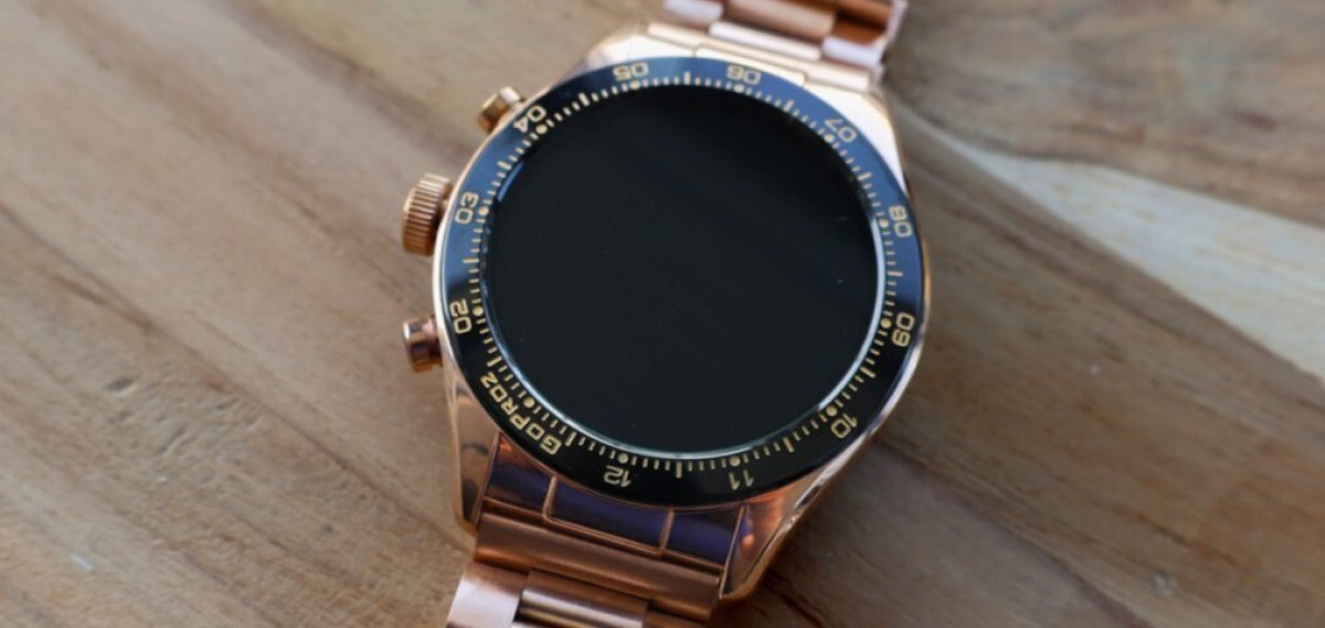 HiFuture Go Pro 2 Black Gold ze złotą bransoletą, czarnym pierścieniem i wygaszonym ekranem.