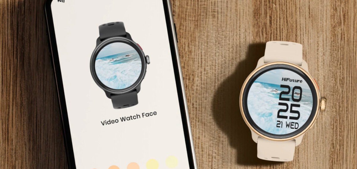 Beżowy smartwatch HiFuture obok telefonu z włączoną aplikacją do personalizacji tarczy zegarka.