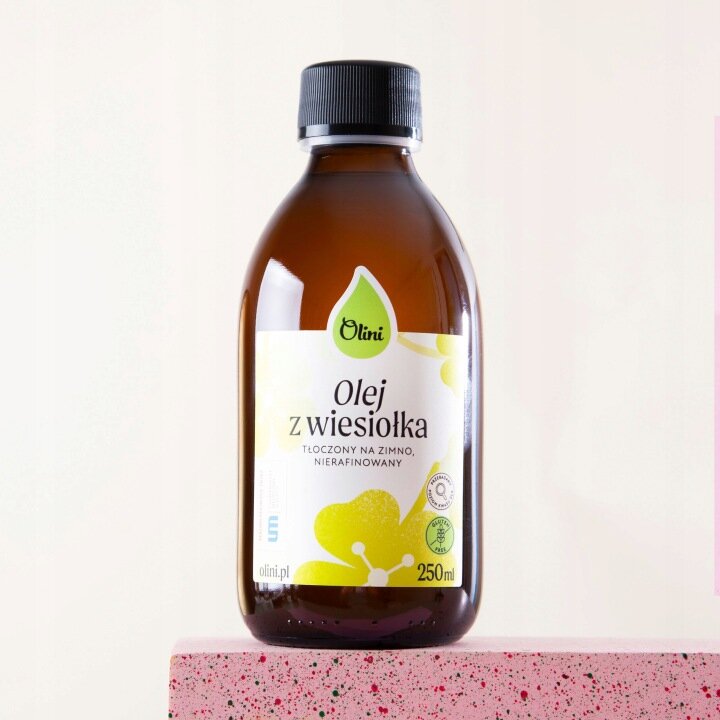 Butelka z ciemnego szkła z etykietą \'Olini Olej z wiesiołka, tłoczony na zimno, nierafinowany, 250 ml\'. Na etykiecie widoczne są żółte kwiaty i logo \'Olini\'.