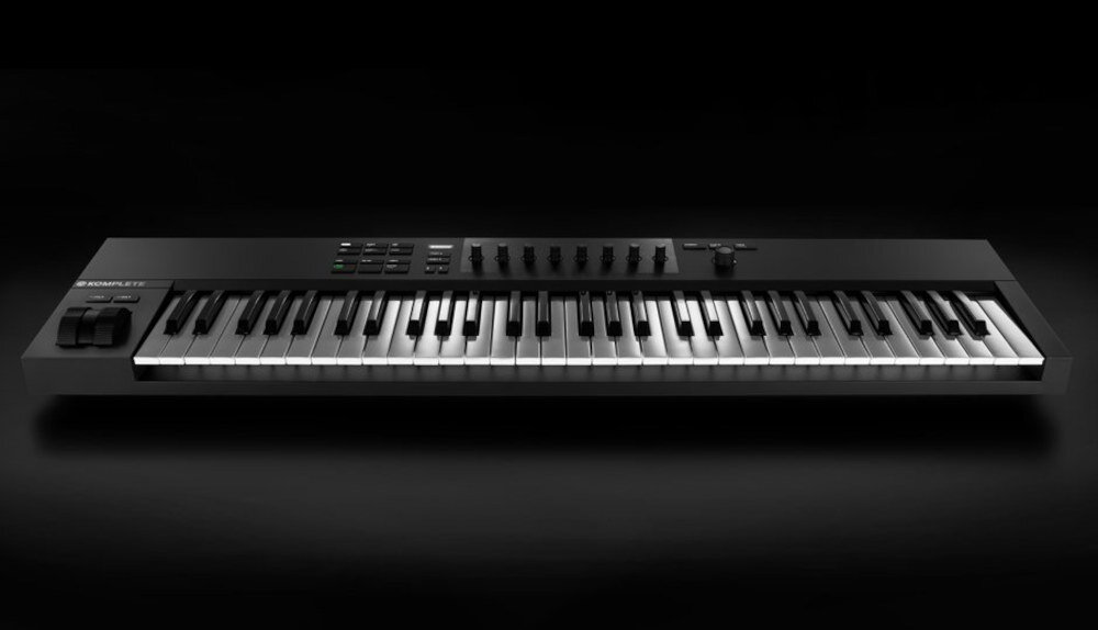 Czarna klawiatura sterująca z białymi i czarnymi klawiszami, posiadająca pokrętła i przyciski na górnym panelu. Widoczne jest logo \'NATIVE INSTRUMENTS\'.
