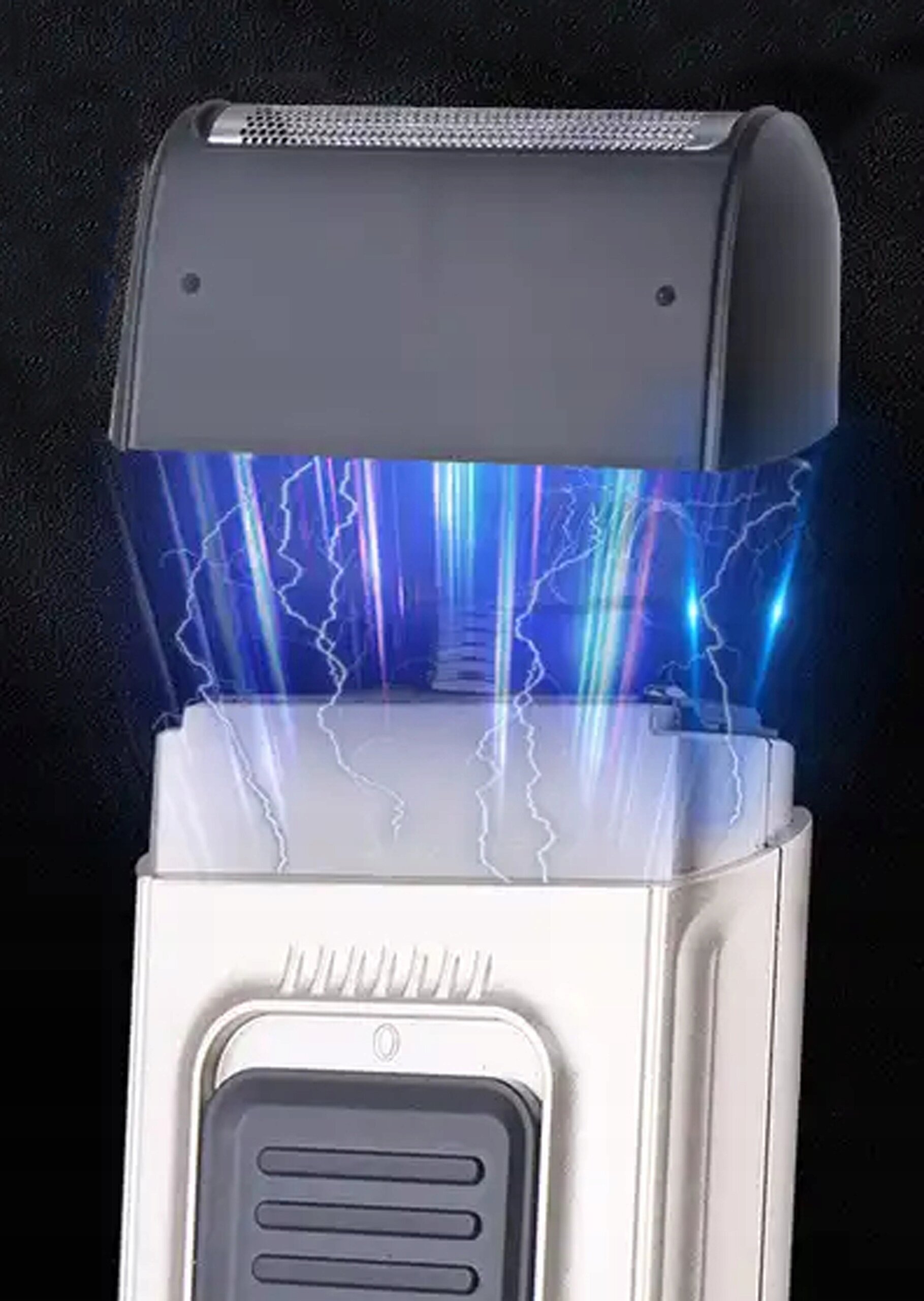 Obraz przedstawia elektryczną golarkę z metalową siatką na górze, z której emanują niebieskie i białe świetlne efekty przypominające błyskawice. Golarka ma jasną obudowę z ciemnym przyciskiem na froncie.