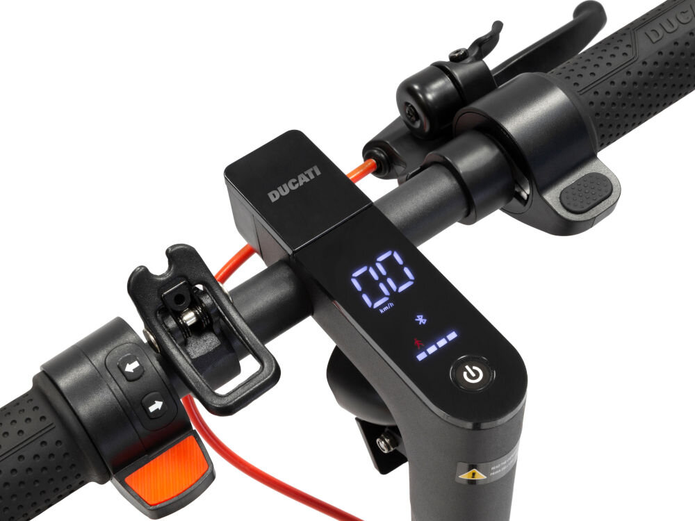 Kierownica hulajnogi elektrycznej z wyświetlaczem pokazującym prędkość 00 km/h, ikonę Bluetooth i poziom naładowania baterii. Na obudowie widoczne jest logo \'DUCATI\'.