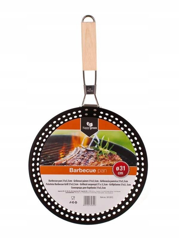 Okrągła patelnia do grillowania z otworami na całej powierzchni, z drewnianą rączką. Na etykiecie widnieje napis \'Barbecue pan\' oraz \'Ø 31 cm\'.