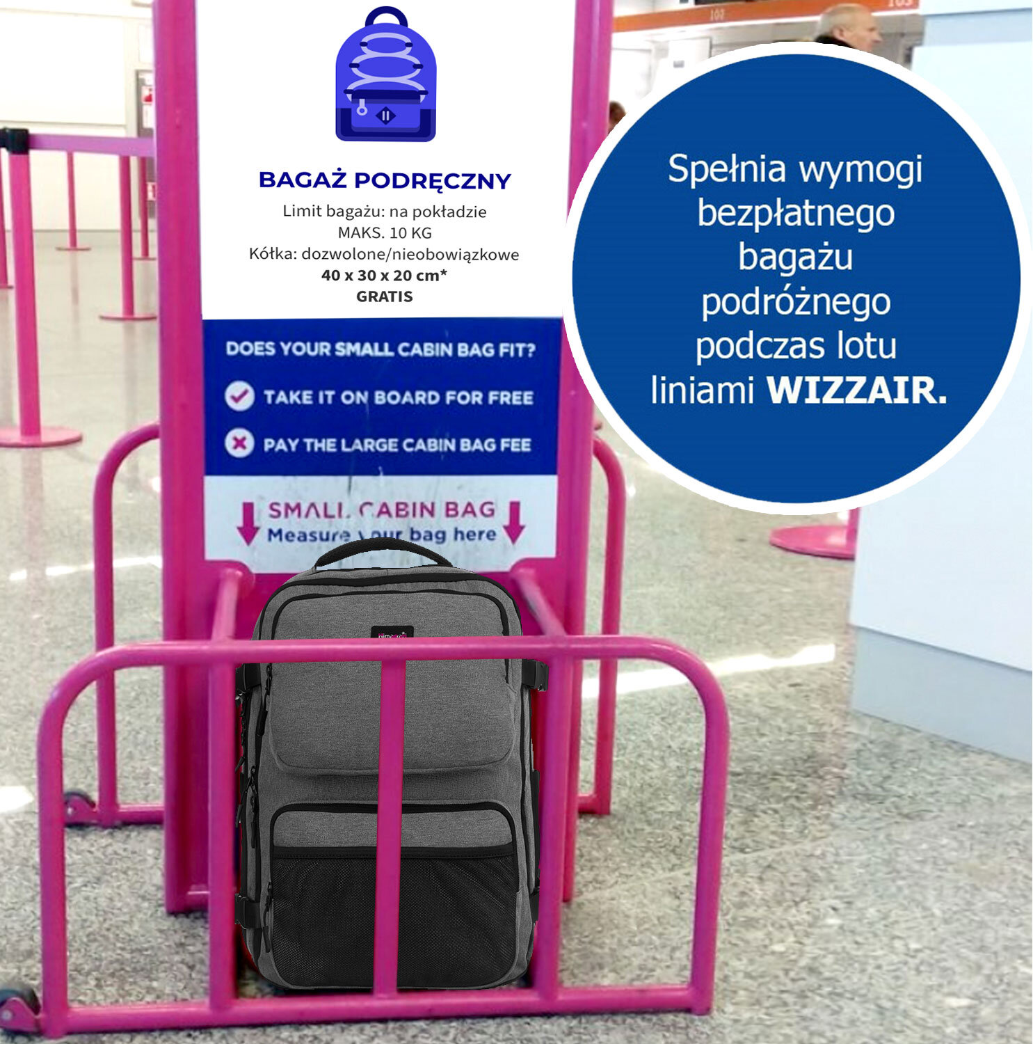 Szary plecak znajduje się w różowej ramce do mierzenia bagażu podręcznego. Obok widoczny jest napis: \'Spełnia wymogi bezpłatnego bagażu podróżnego podczas lotu liniami WIZZAIR.\'
