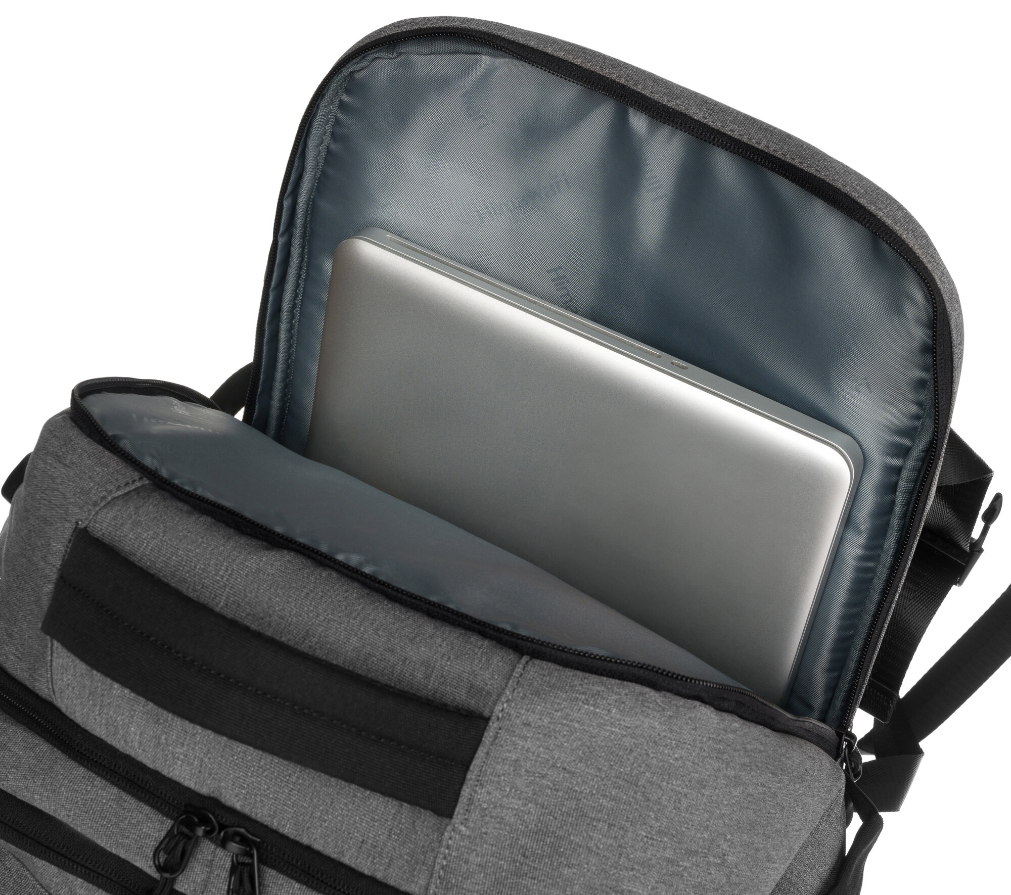 Szary plecak z otwartą komorą, w której znajduje się laptop. Wnętrze plecaka jest wyściełane materiałem w ciemnym kolorze.