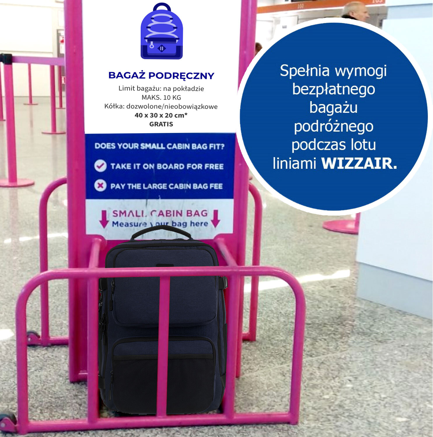Czarny plecak umieszczony jest w różowej ramce do mierzenia bagażu podręcznego. Na tablicy widnieje tekst: \'BAGAŻ PODRĘCZNY Limit bagażu: na pokładzie MAKS. 10 KG Kółka: dozwolone/nieobowiązkowe 40 x 30 x 20 cm* GRATIS\'.