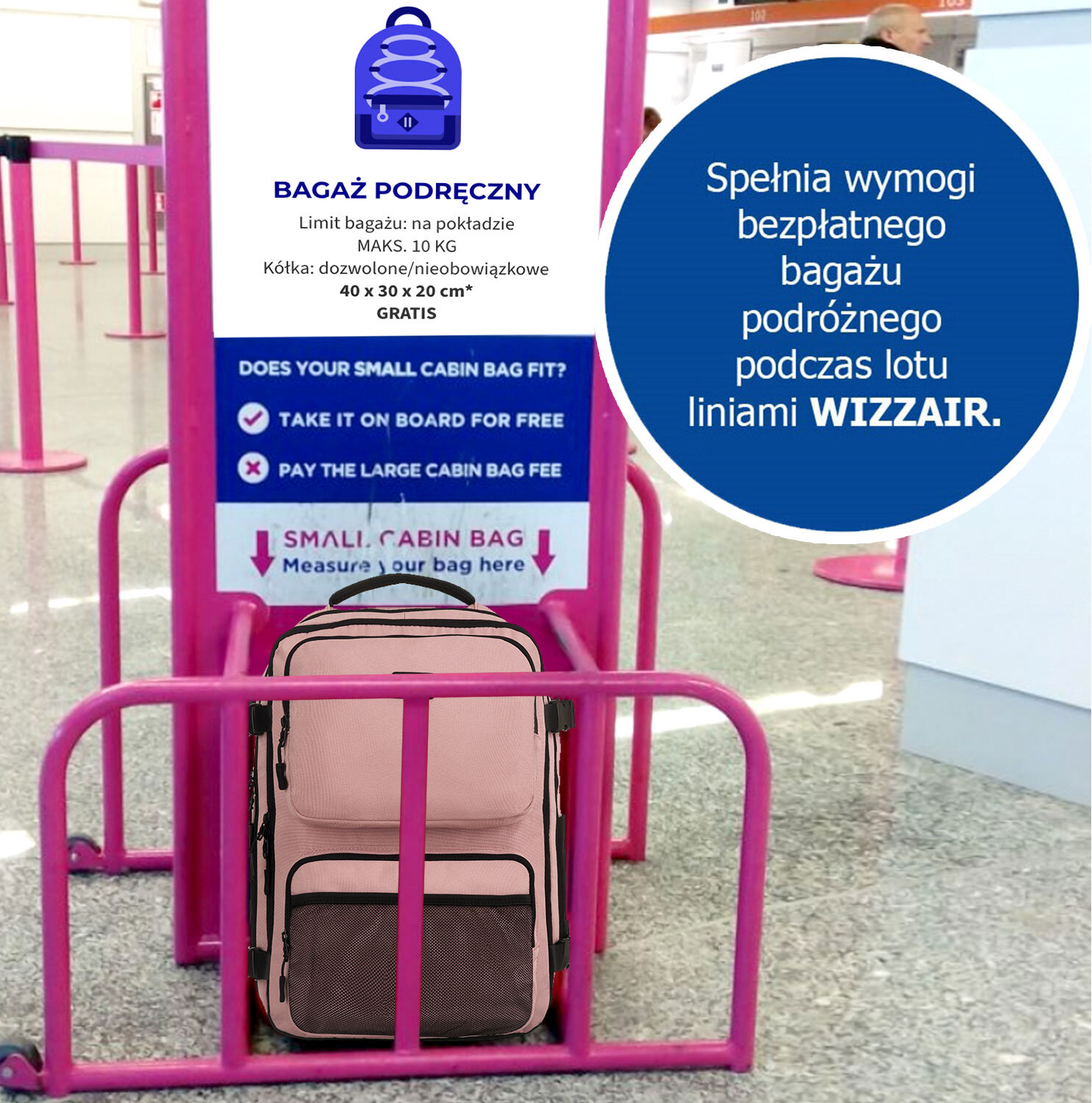 Różowy plecak umieszczony w różowej ramce do mierzenia bagażu podręcznego. Na tablicy widoczny tekst: \'BAGAŻ PODRĘCZNY Limit bagażu: na pokładzie MAKS. 10 KG Kółka: dozwolone/nieobowiązkowe 40 x 30 x 20 cm* GRATIS\'.