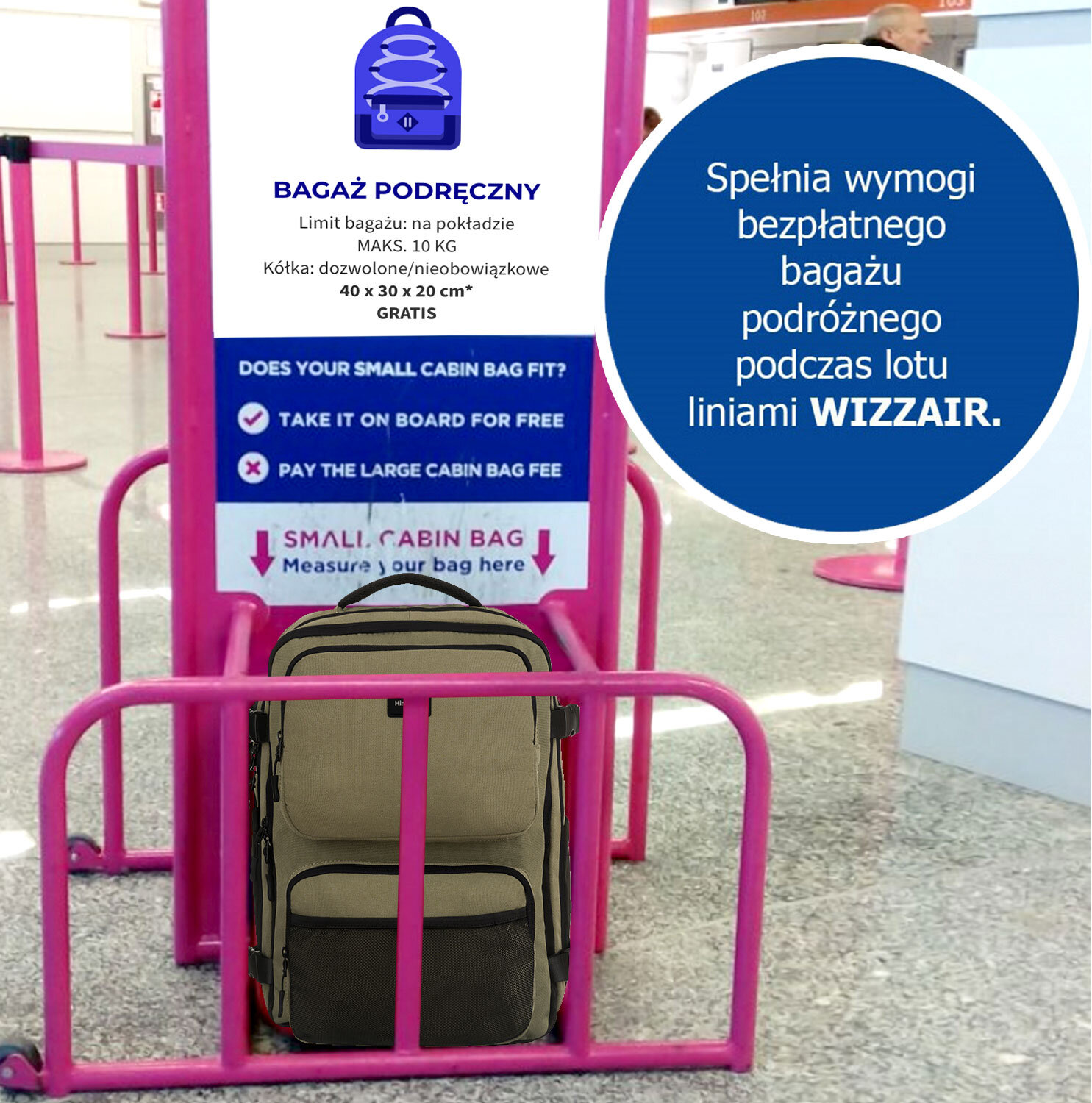 Na zdjęciu widać plecak umieszczony w różowej ramce do mierzenia bagażu podręcznego. Obok znajduje się tablica z napisem: \'Spełnia wymogi bezpłatnego bagażu podręcznego podczas lotu liniami WIZZAIR.\'