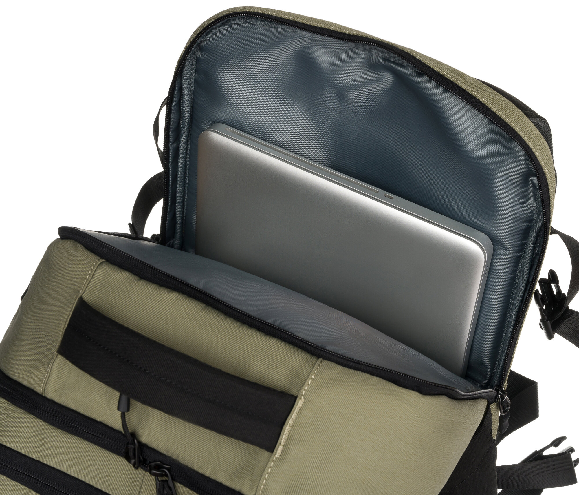 Otwarty plecak w kolorze zielonym z widocznym wnętrzem, w którym znajduje się laptop. Plecak ma czarne paski i wyściełane wnętrze.