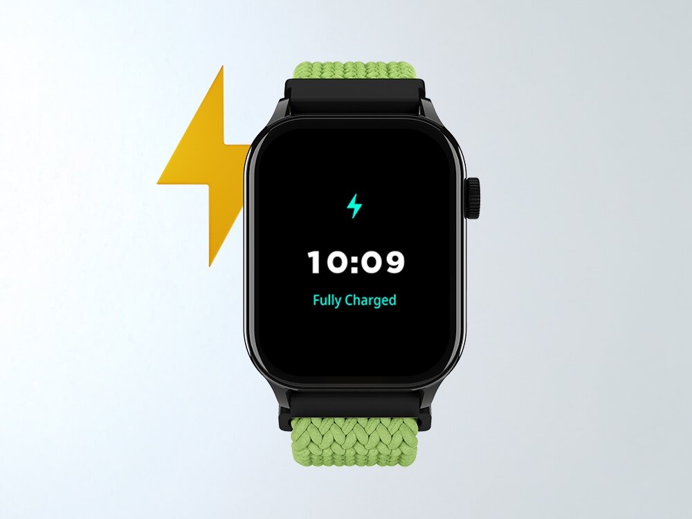 Smartwatch z czarną kopertą i zielonym paskiem wyświetla na ekranie ikonę błyskawicy, godzinę 10:09 oraz napis \'Fully Charged\'. Obok zegarka widoczny jest żółty symbol błyskawicy.