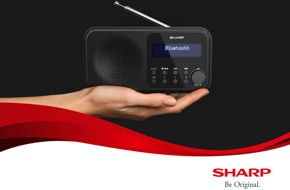 Czarne przenośne radio z wyświetlaczem pokazującym tekst \'Bluetooth\', trzymane w dłoni. Na dole obrazu widoczne jest logo \'SHARP Be Original.\'.