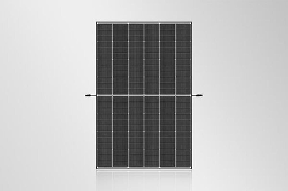 Panel fotowoltaiczny ECOFLOW Trina Solar 520W, biznes, dach, moc, oszczędność, Prostopadły widok na czarny panel fotowoltaiczny.
