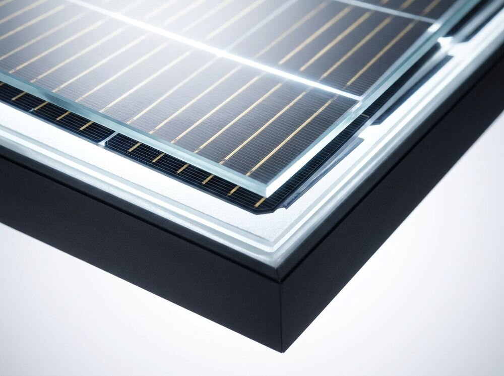 Panel fotowoltaiczny ECOFLOW Trina Solar 520W, szkło, ochrona, trwałość, konstrukcja, Zbliżenie na krawędź podwójnego szkła panelu.