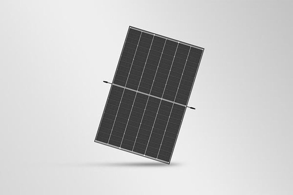 Panel fotowoltaiczny ECOFLOW Trina Solar 520W, montaż, przewód, złącze, instalacja, Czarny panel fotowoltaiczny ukazany pod kątem.