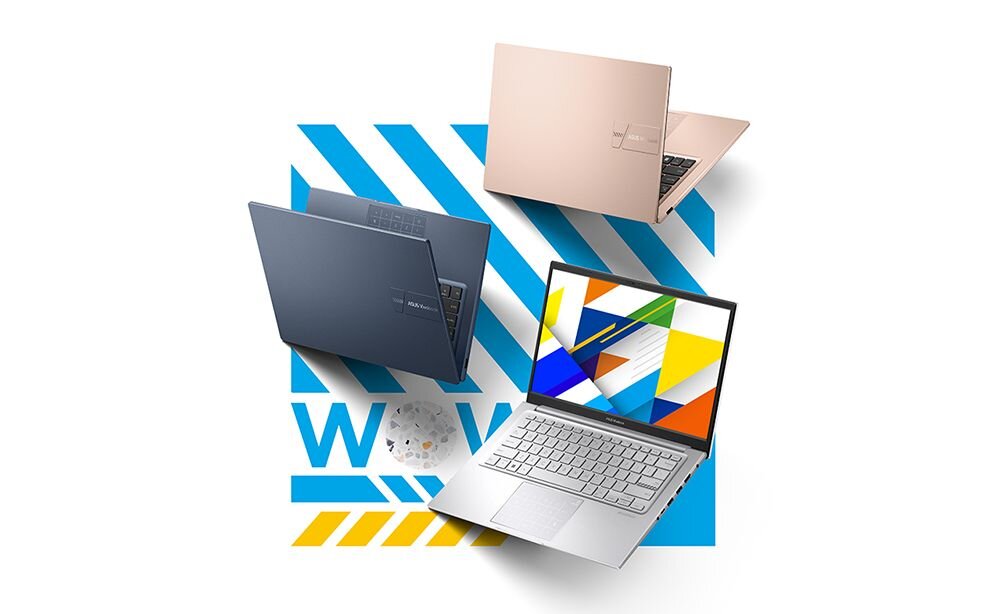 Obraz przedstawia trzy laptopy w różnych kolorach: niebieskim, różowym i srebrnym. Na ekranie jednego z nich widoczny jest kolorowy wzór geometryczny.