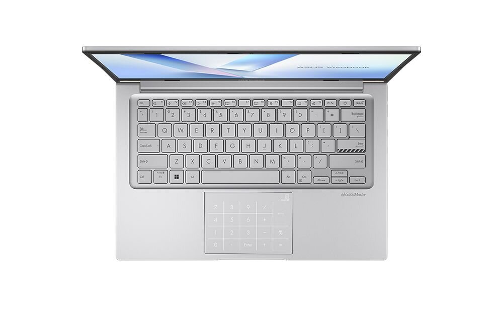 Laptop z otwartym ekranem, widok z góry na klawiaturę z szarymi klawiszami i touchpadem z funkcją numeryczną. Na ekranie widoczny jest napis \'ASUS VIVOBOOK\'.