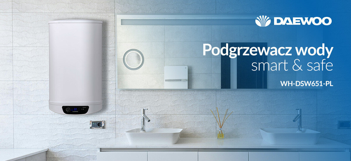 Na obrazie znajduje się biały bojler elektryczny zamontowany na ścianie w łazience z dwoma umywalkami. Widoczny jest tekst: \'DAEWOO Podgrzewacz wody smart & safe WH-DSW651-PL\'.