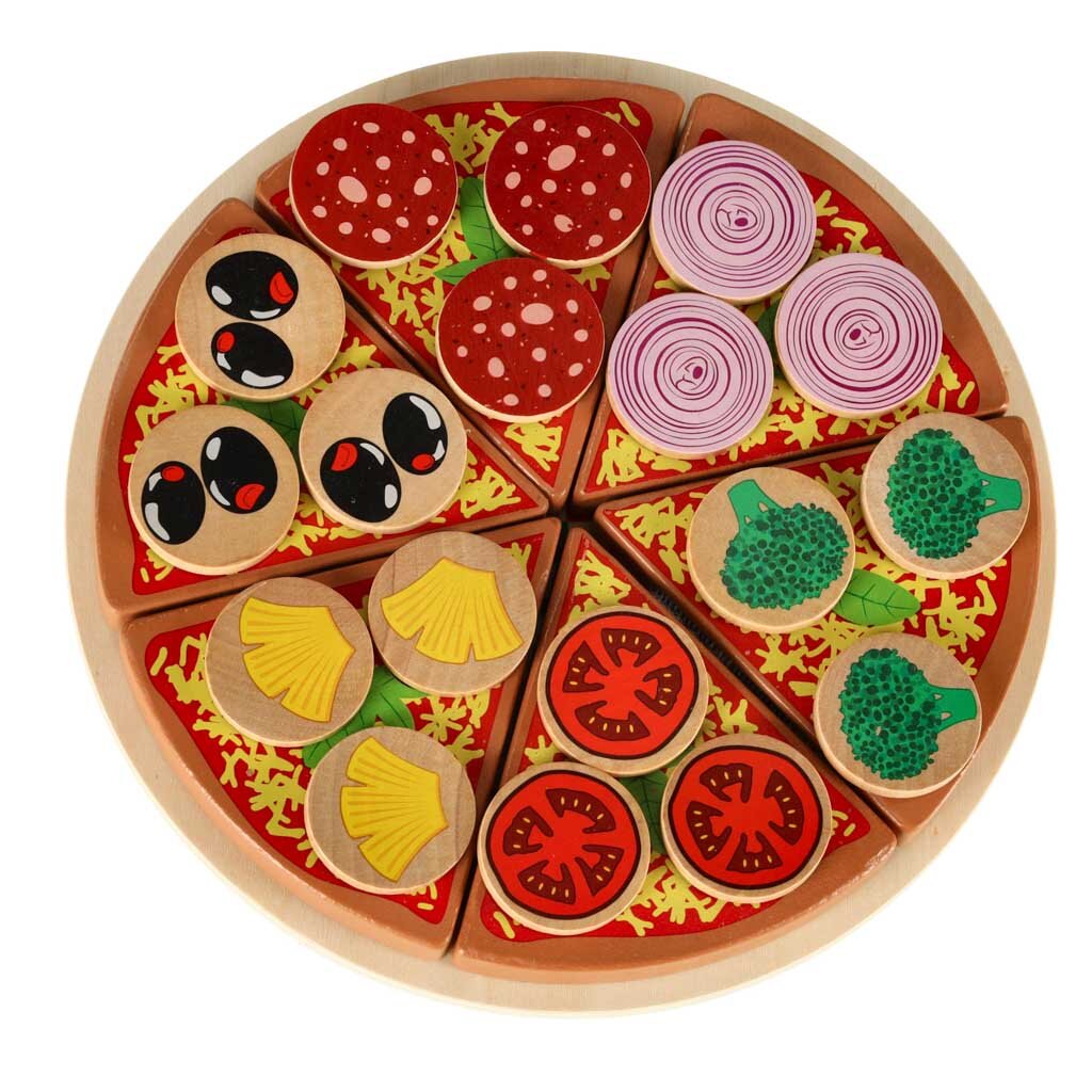 Drewniana pizza do krojenia dla dzieci z różnorodnymi dodatkami, takimi jak pieczarki, pomidory, cebula, brokuły, oliwki i salami. Każdy kawałek pizzy jest ozdobiony kolorowymi elementami imitującymi składniki.