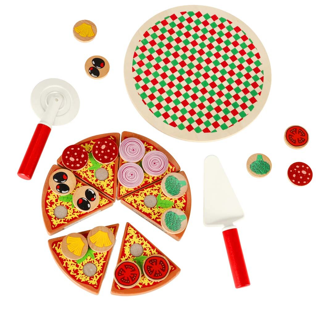 Zestaw drewnianej pizzy do krojenia z rzepami, zawierający różne kawałki pizzy z kolorowymi dodatkami oraz akcesoria takie jak nóż do krojenia i łopatka. Na talerzu widoczny jest wzór w czerwono-zieloną kratkę.