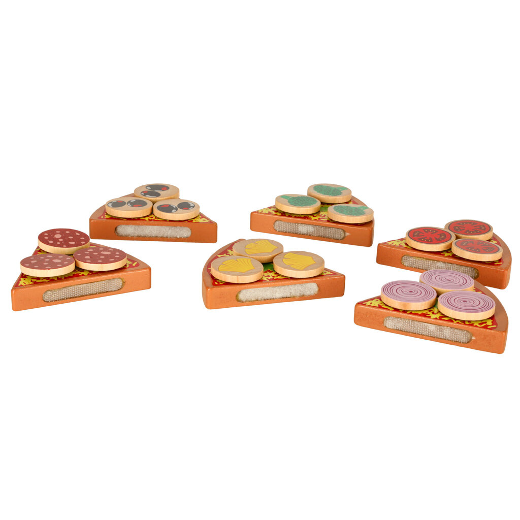 Na obrazie widoczne są drewniane kawałki pizzy z różnymi dodatkami, takimi jak pieczarki, pomidory, cebula i inne warzywa. Każdy kawałek ma rzep umożliwiający łączenie z innymi elementami.