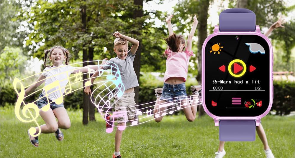 Na obrazie widoczny jest smartwatch z kolorowym wyświetlaczem, na którym widać ikonę słońca, chmury, przycisk odtwarzania oraz tekst \'35-Mary had a lit\'. W tle troje dzieci skacze na trawie, a wokół nich unoszą się kolorowe nuty.