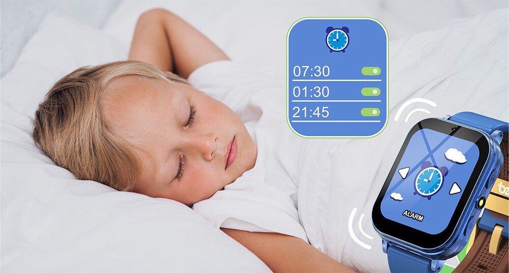 Dziecko śpi w łóżku, obok widoczny jest smartwatch z niebieskim paskiem i ekranem z grafiką chmur oraz zegara. Na ekranie obok zegarka widnieją godziny: 07:30, 01:30, 21:45 z ikoną budzika.