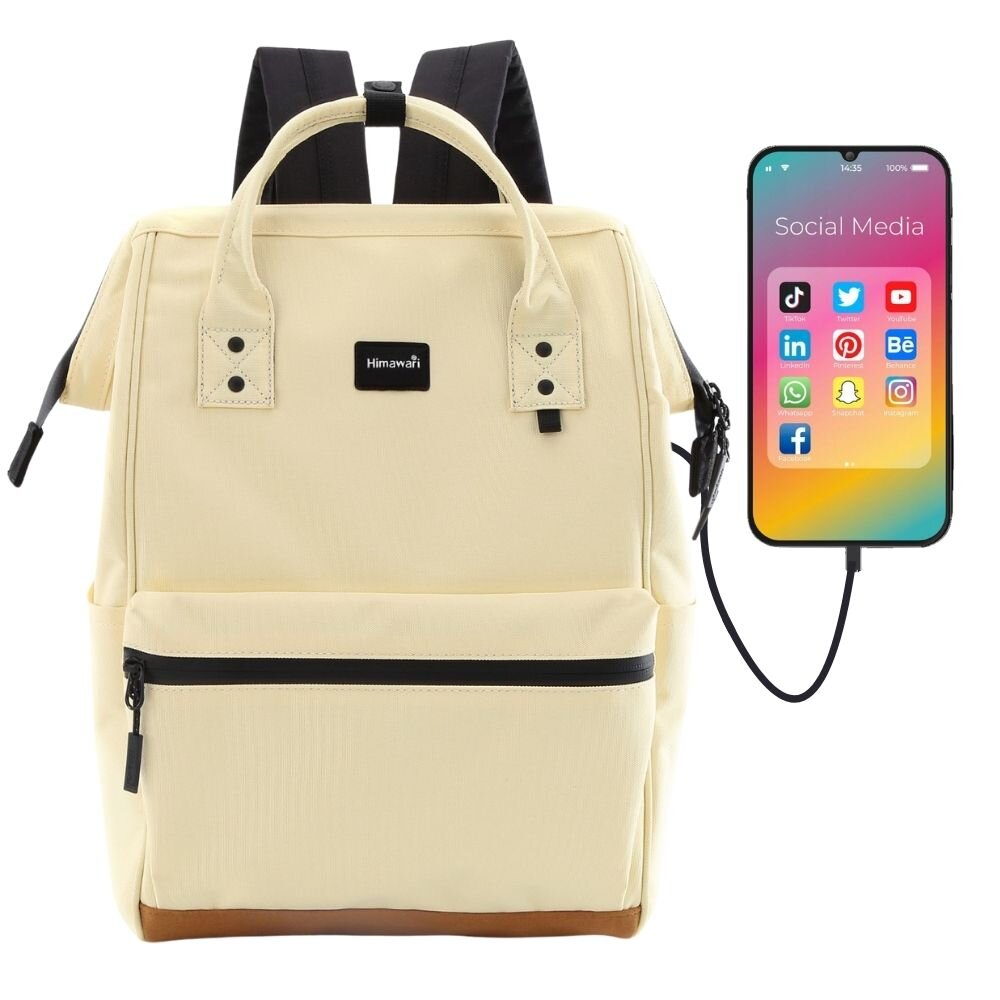 Żółty plecak z czarnymi paskami i kieszenią z zamkiem błyskawicznym, z logo \'Himawari\' na przodzie. Obok plecaka znajduje się smartfon z ikonami aplikacji społecznościowych na ekranie.