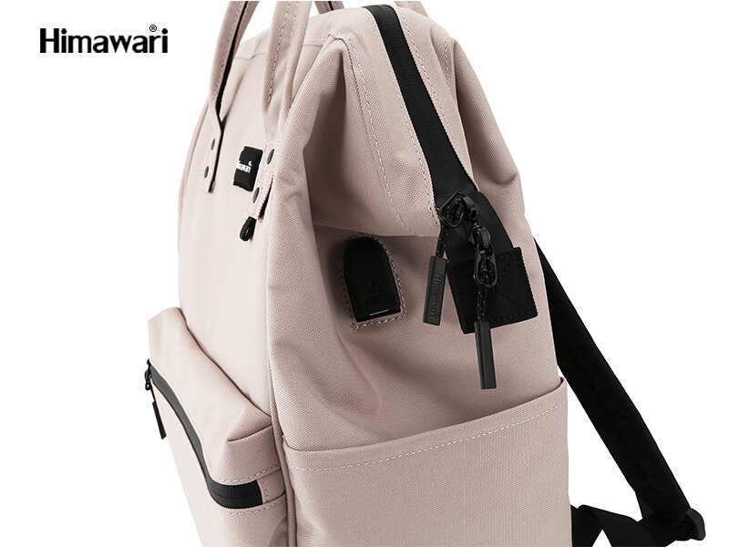 Na obrazie widoczny jest plecak w jasnym kolorze z czarnymi zamkami i detalami. W lewym górnym rogu znajduje się logo \'Himawari\'.