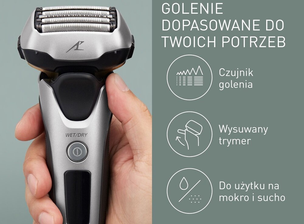 Osoba trzyma srebrną golarkę z widocznym przyciskiem i napisem \'WET/DRY\'. Obok znajdują się napisy: \'GOLENIE DOPASOWANE DO TWOICH POTRZEB\', \'Czujnik golenia\', \'Wysuwany trymer\', \'Do użytku na mokro i sucho\'.