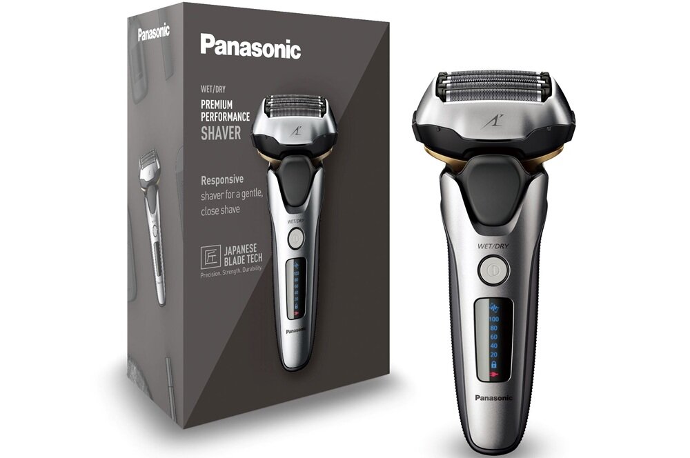 Na obrazie widoczna jest srebrna golarka z wyświetlaczem oraz opakowanie z napisem \'Panasonic\' i \'WET/DRY PREMIUM PERFORMANCE SHAVER\'.