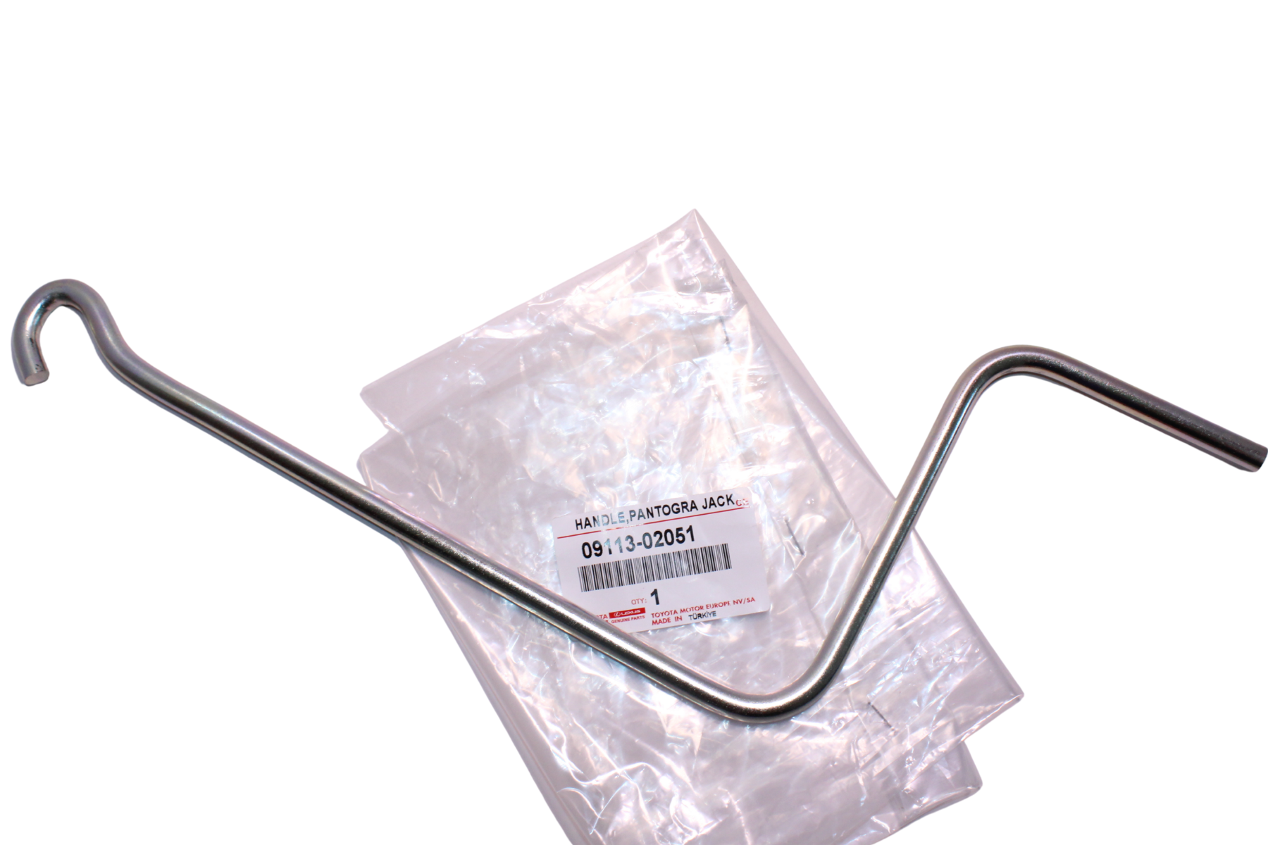 Metalowy uchwyt lewarka o zakrzywionym kształcie leży na plastikowym opakowaniu z widocznym tekstem: \'HANDLE PANTOGRA JACK 09113-02051\'.